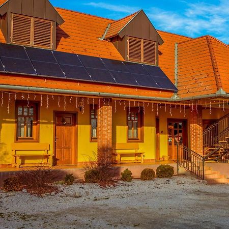 Nosztalgia Vendeghaz Hotel Zalaegerszeg Ngoại thất bức ảnh