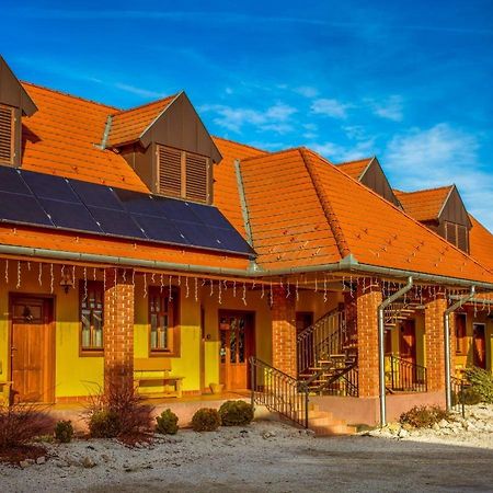 Nosztalgia Vendeghaz Hotel Zalaegerszeg Ngoại thất bức ảnh