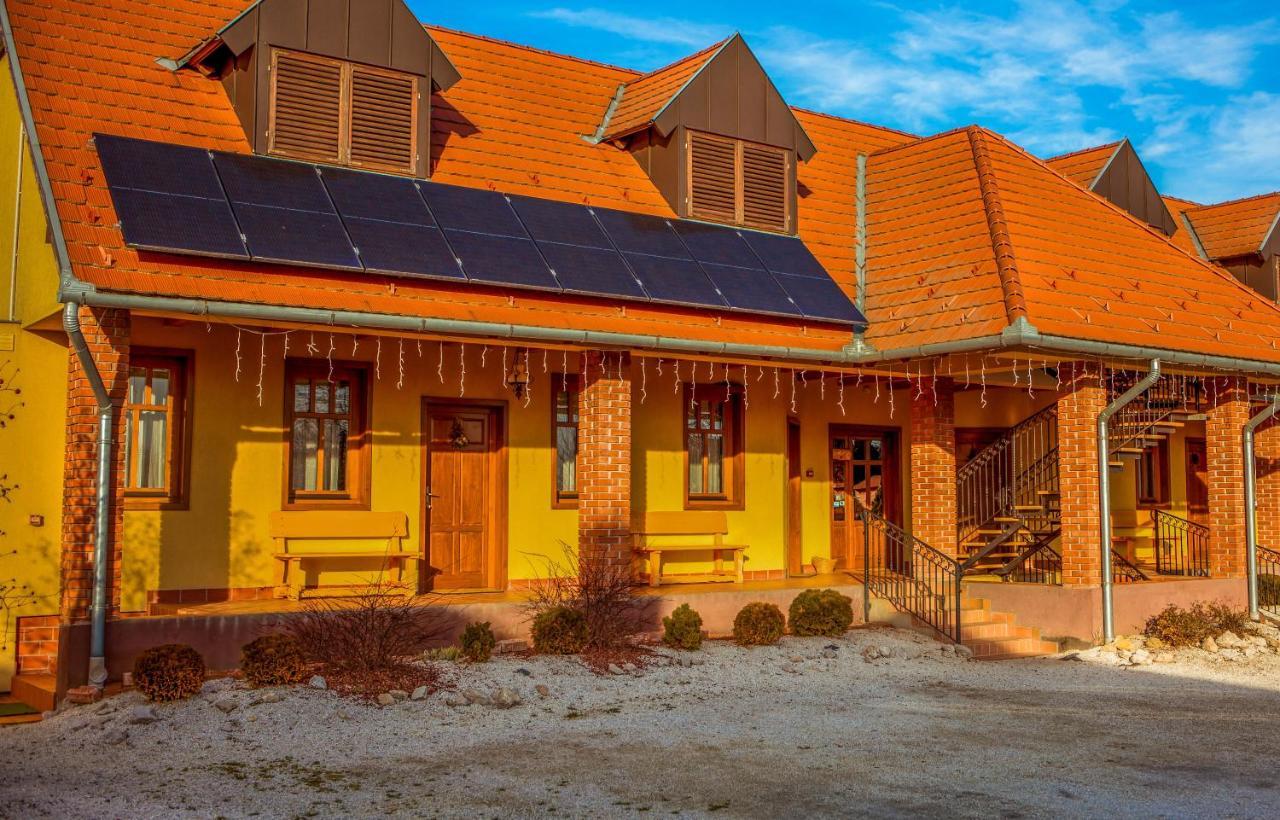 Nosztalgia Vendeghaz Hotel Zalaegerszeg Ngoại thất bức ảnh