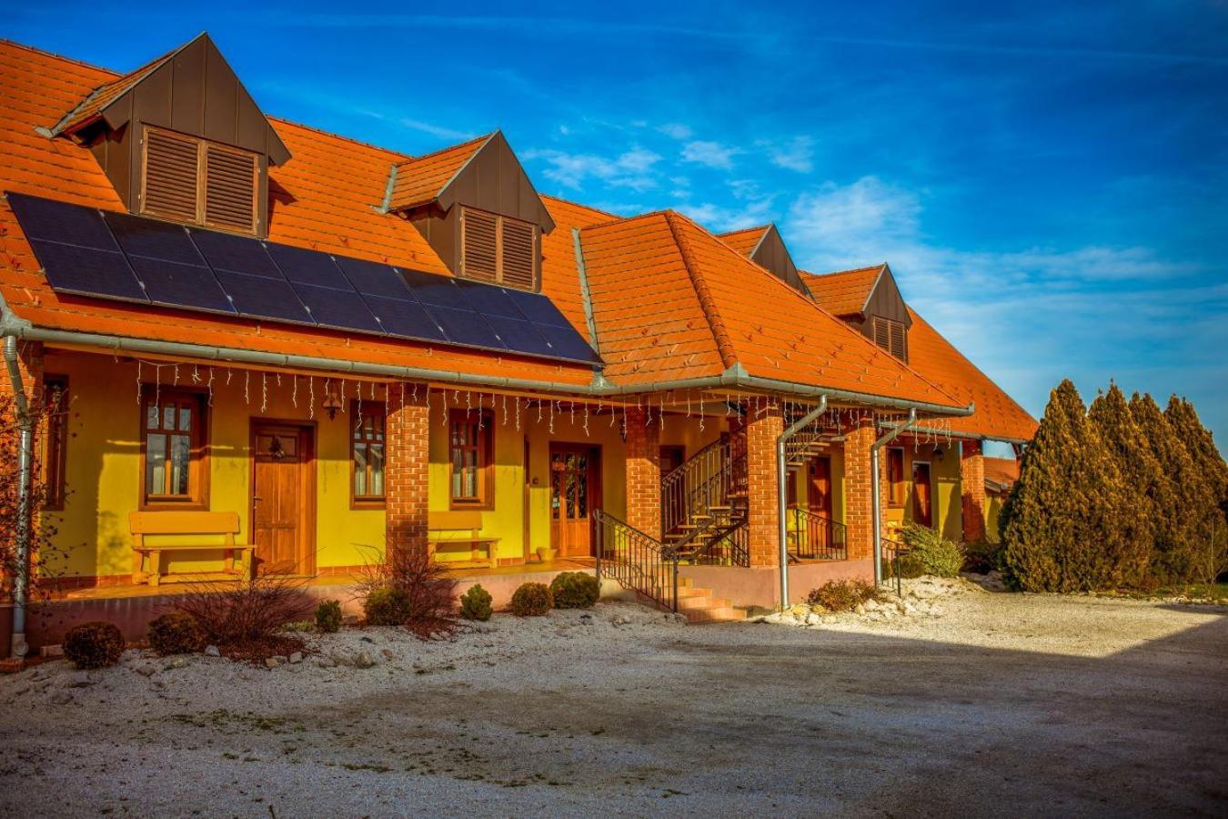 Nosztalgia Vendeghaz Hotel Zalaegerszeg Ngoại thất bức ảnh