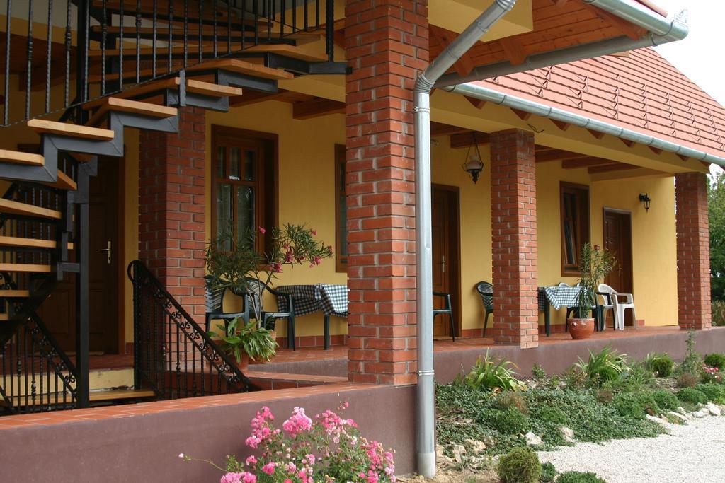 Nosztalgia Vendeghaz Hotel Zalaegerszeg Ngoại thất bức ảnh